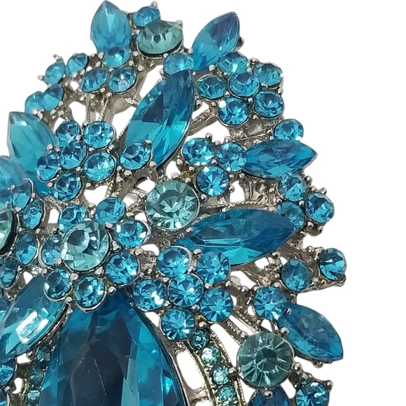 VINTAGE SILVERTONE & BLUE RHINESTONE FLORAL STATEMENT BROOCH - Picture 3 of 4